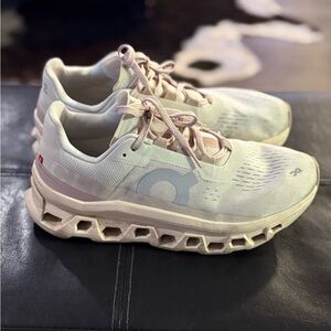 Women’s On Clouds size 8